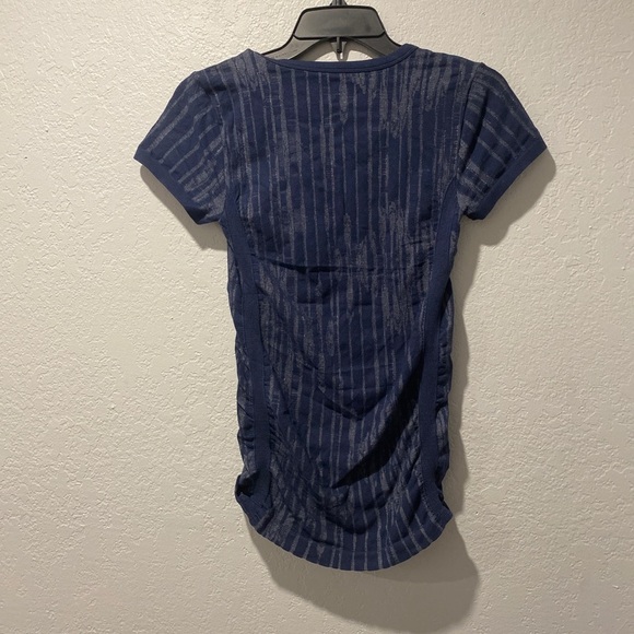 Athleta Ikat Pure Tee Shirt Size Small Navy Blue Pattern Short Sleeve Seamless - Picture 2 of 6